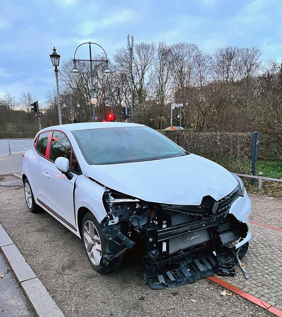 Unfallwagen mit Frontschaden steht am Straßenrand und wird für den Unfallwagen Ankauf Tübingen angeboten