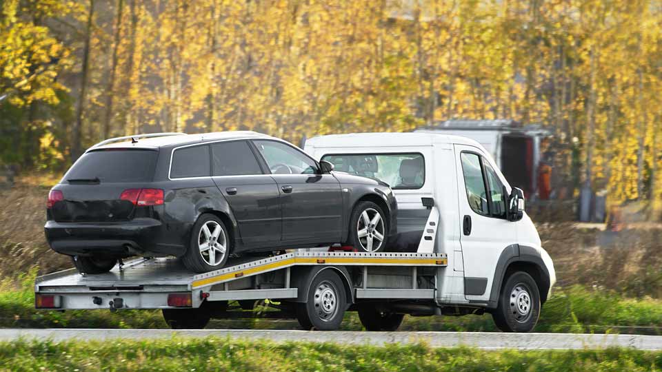Ein Auto wird auf einem Abschleppwagen verladen und kostenlos bei Autoankauf Tübingen abgeholt 